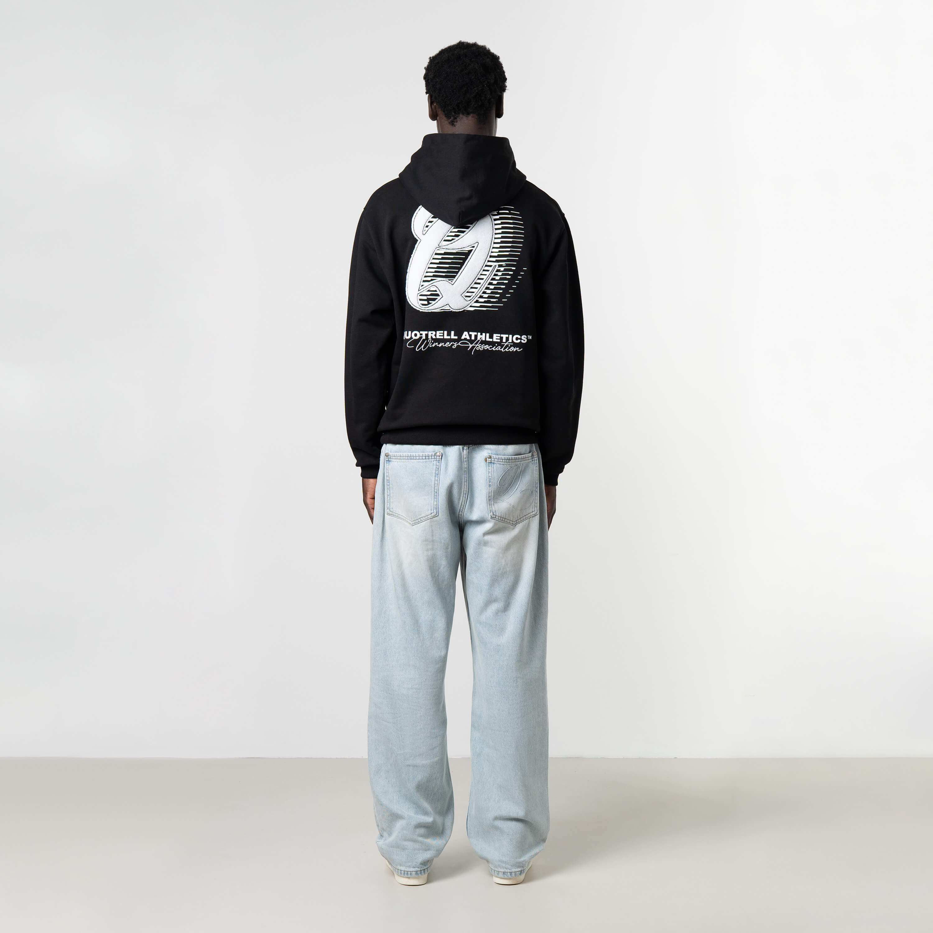 Model is 189 cm, 74 kg, and wears size M
