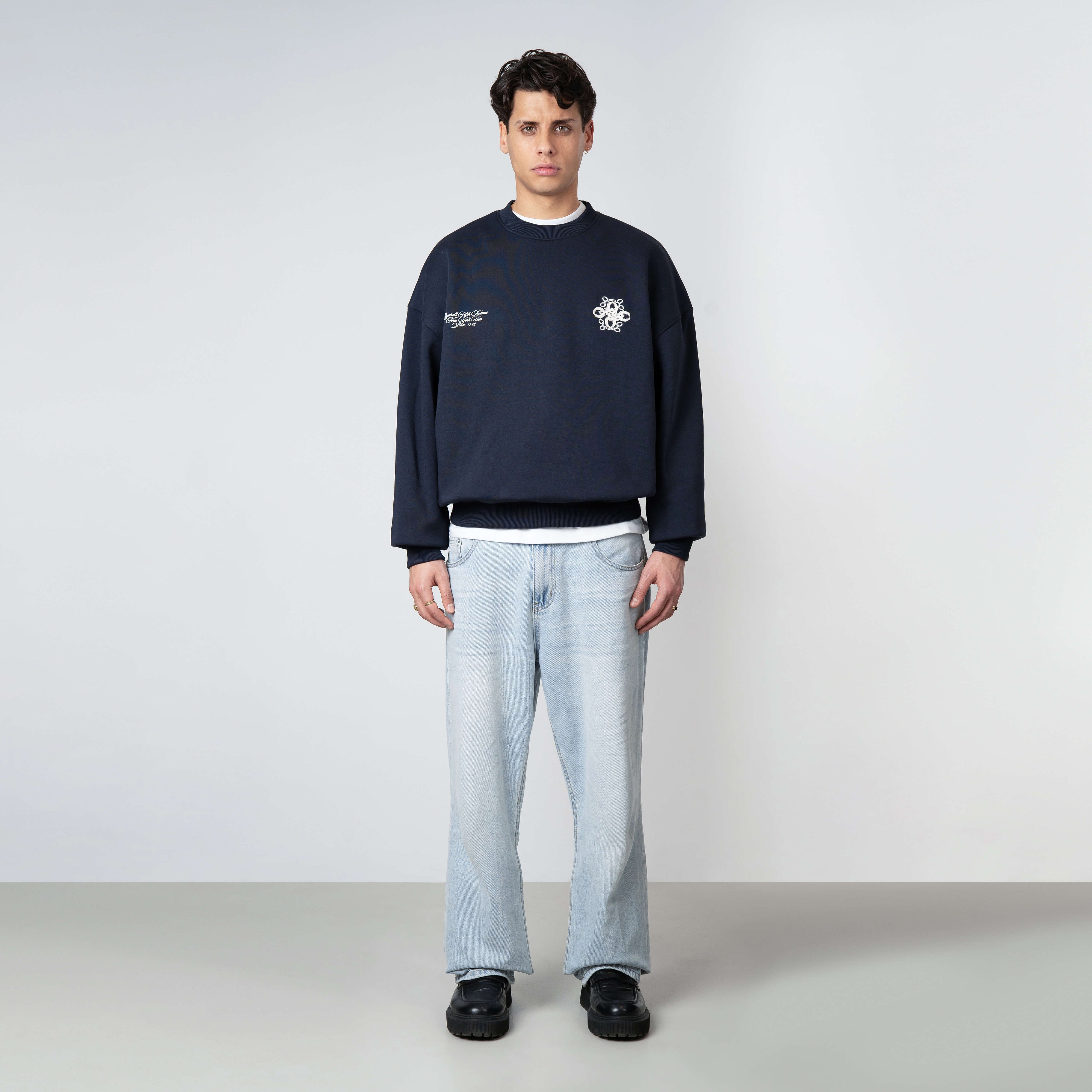 Model is 179 cm, 71 kg, and wears size M
