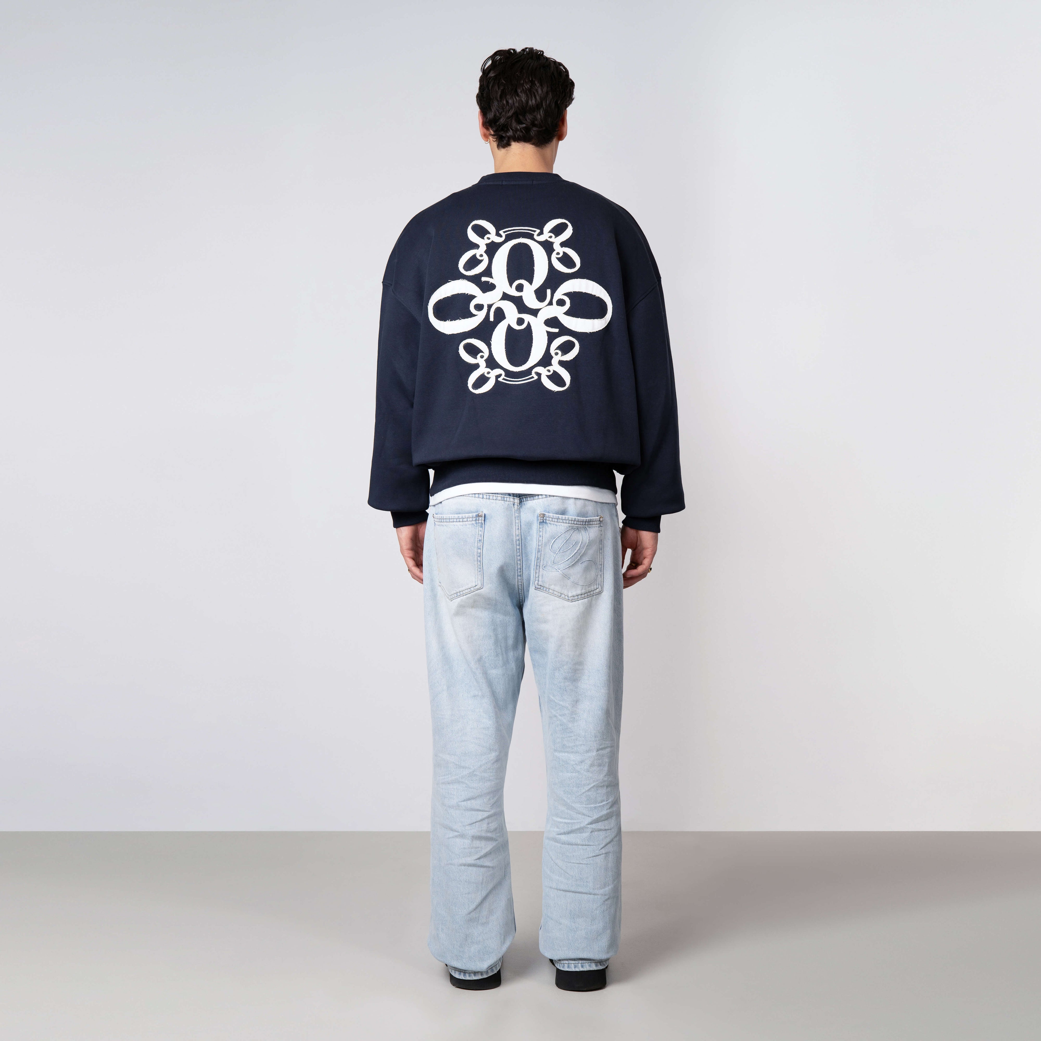 Model is 179 cm, 71 kg, and wears size M
