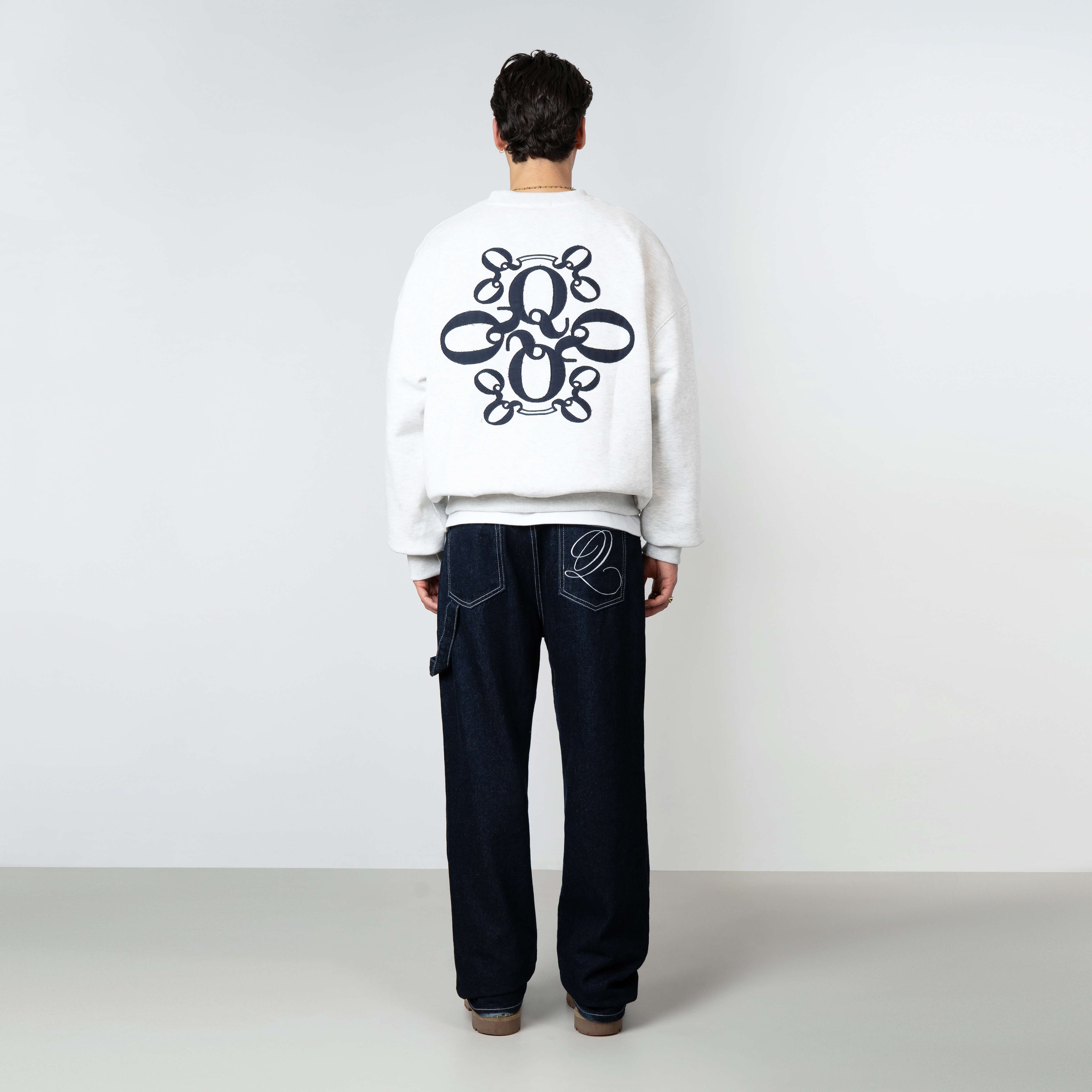 Model is 179 cm, 71 kg, and wears size M
