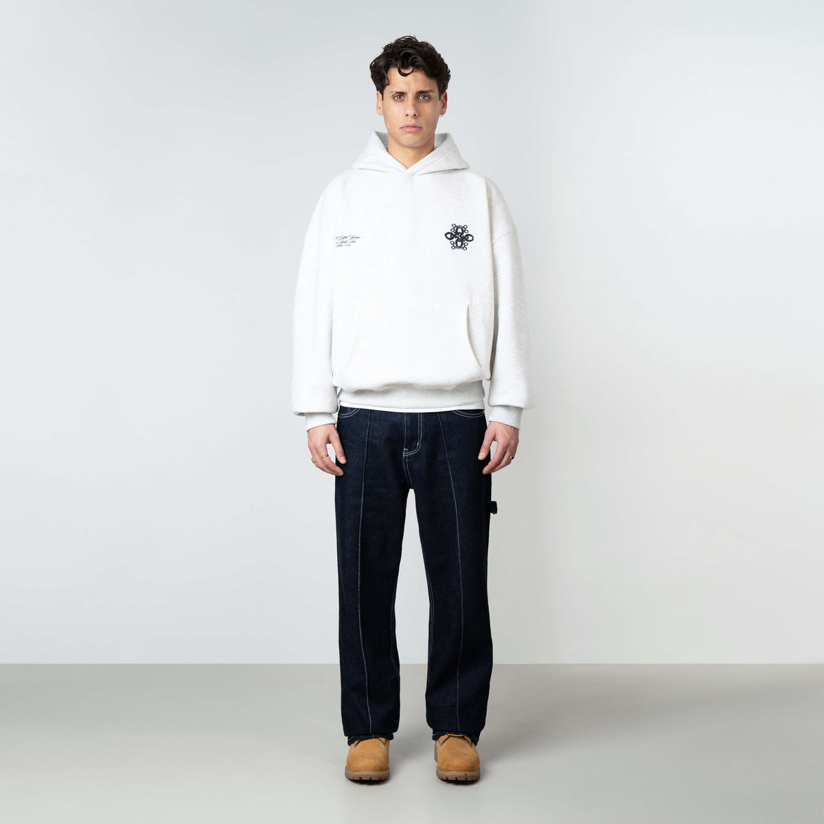 Model is 179 cm, 71 kg, and wears size M
