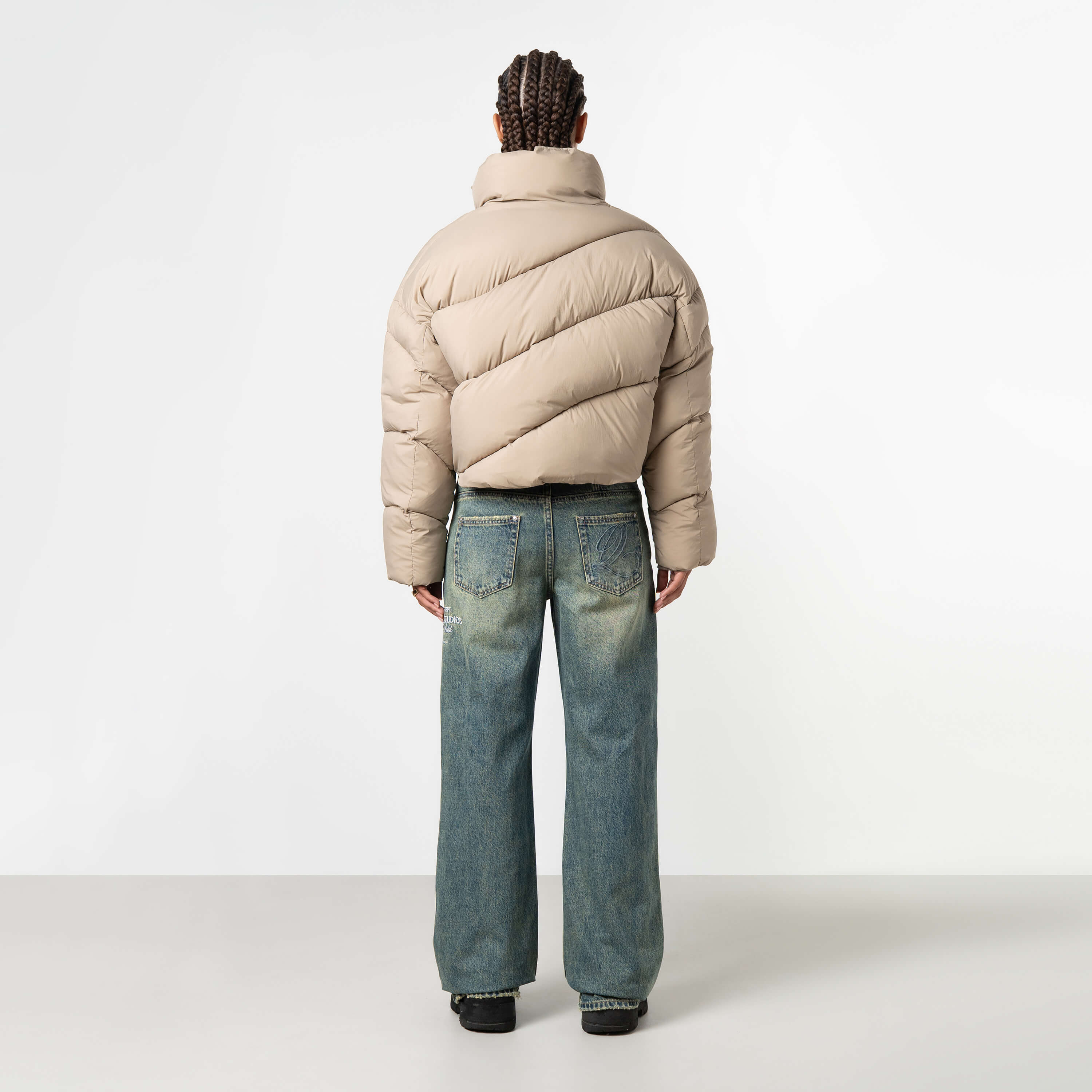 Model is 172 cm and wears size S
