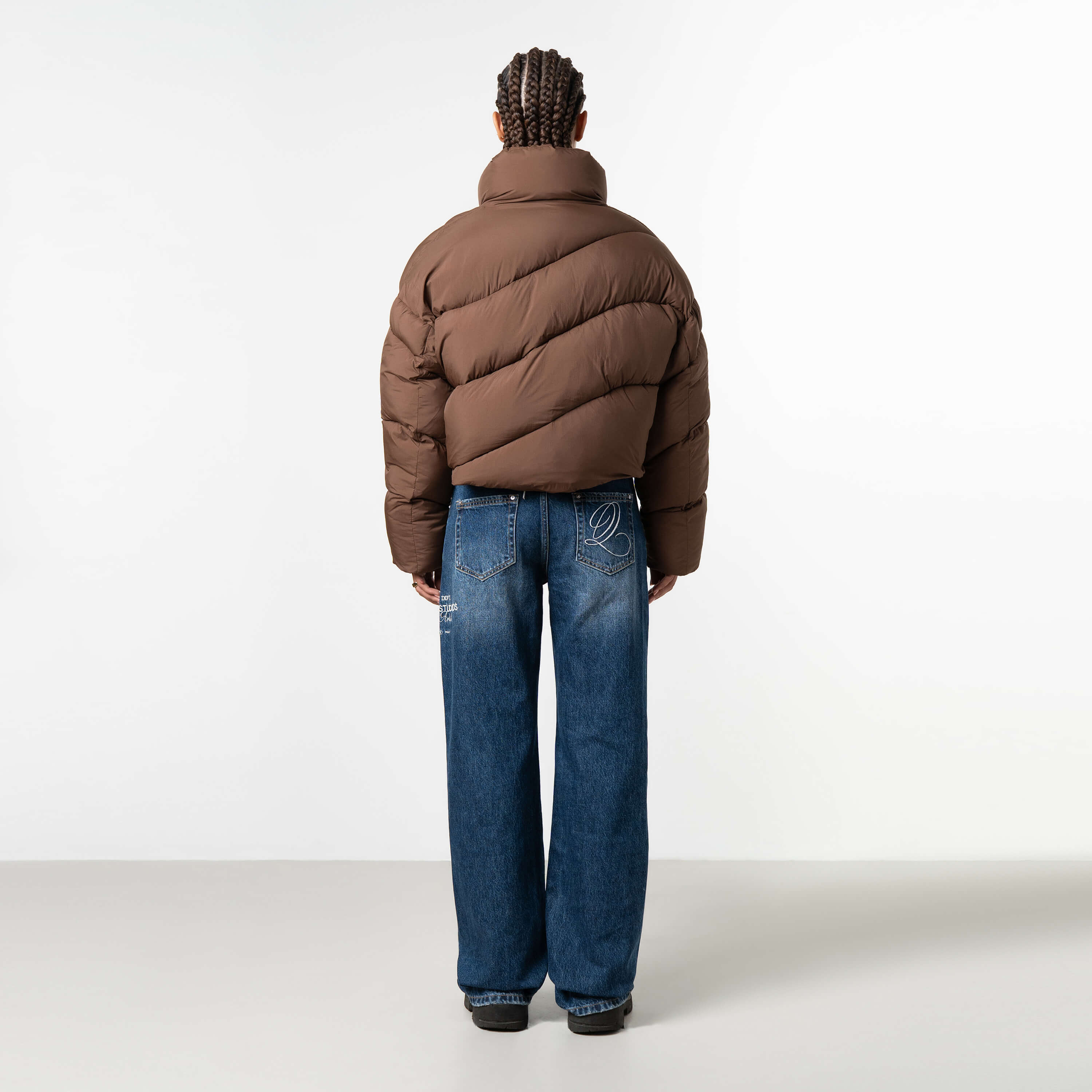Model is 172 cm and wears size S
