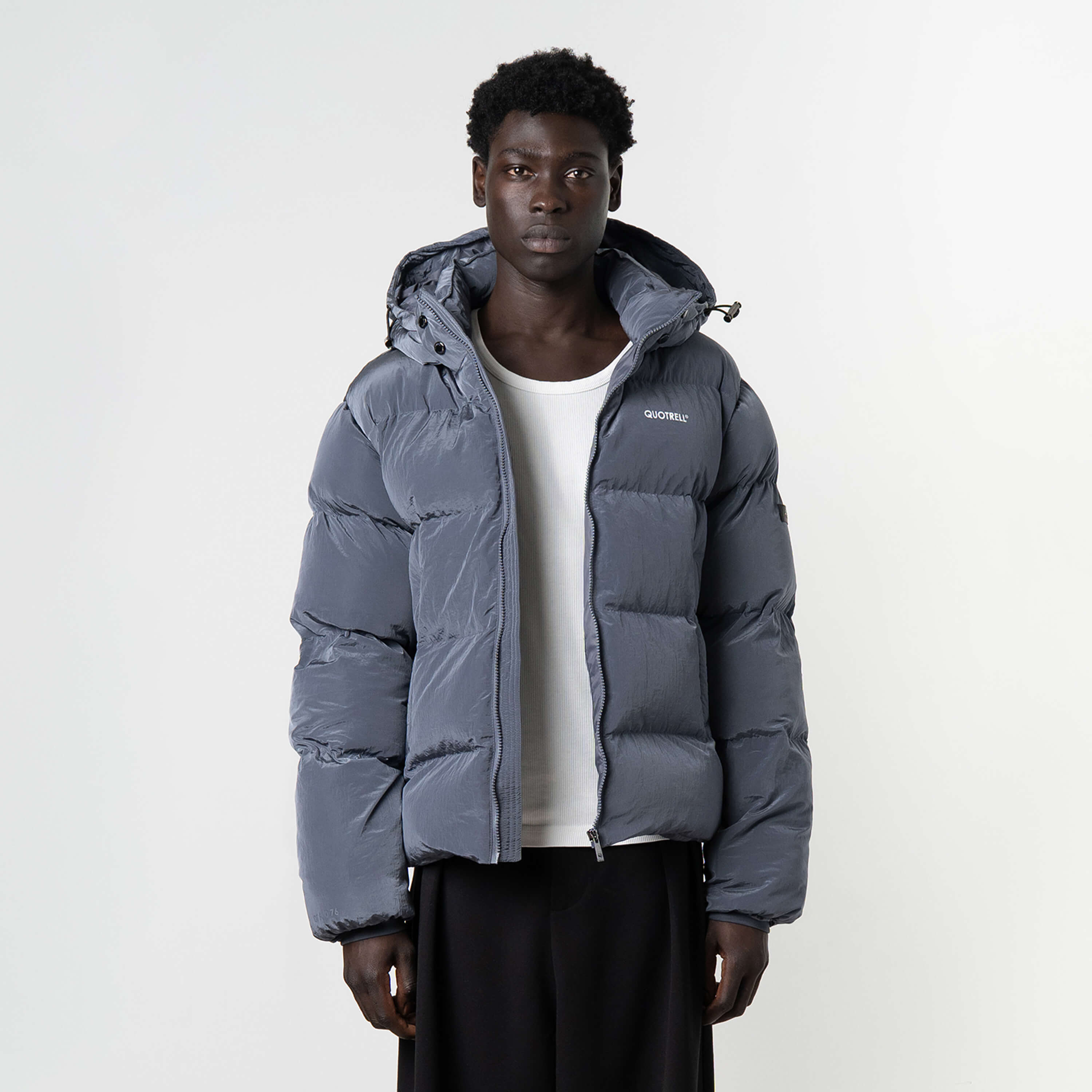 Model is 184 cm, 70 kg, and wears size M
