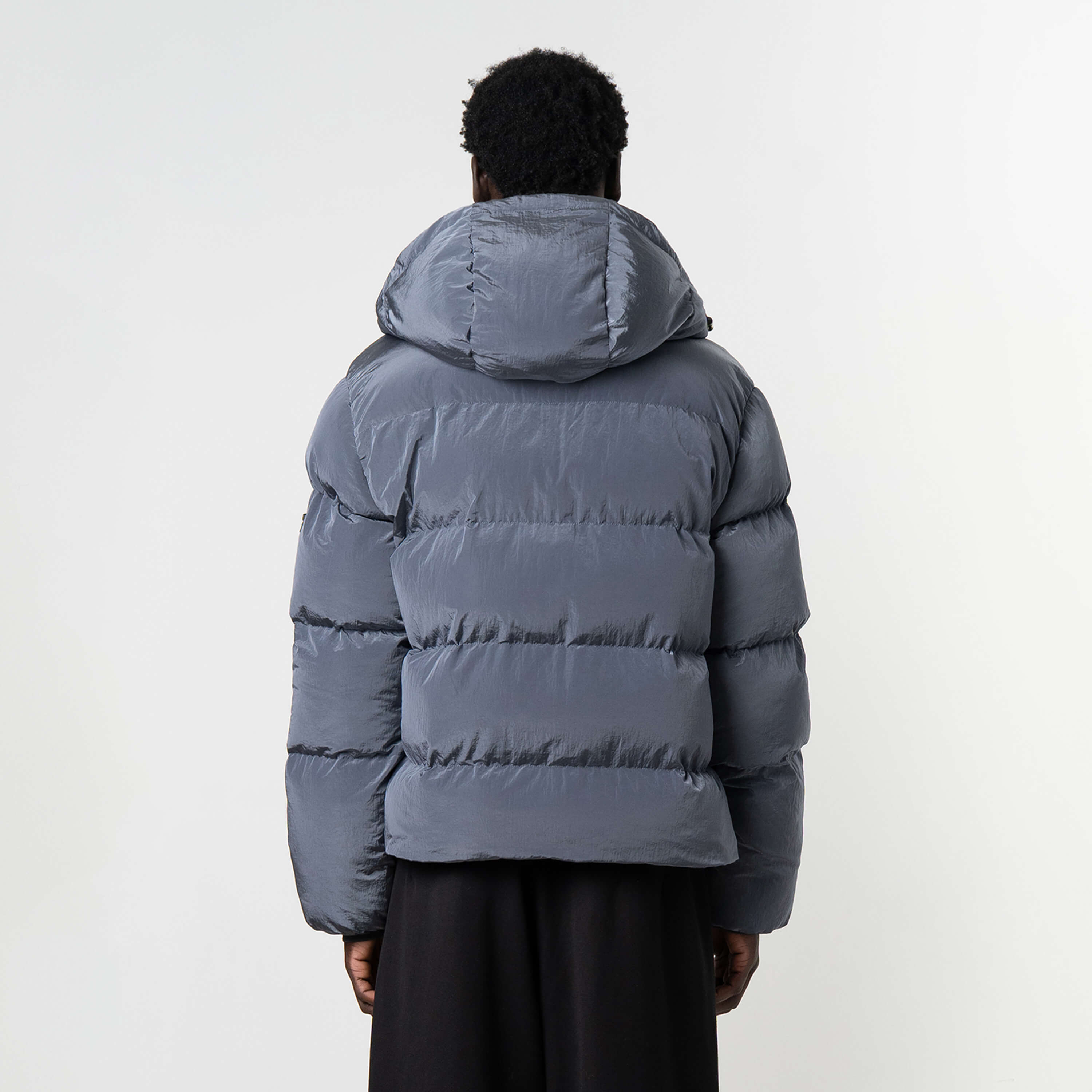 Model is 184 cm, 70 kg, and wears size M
