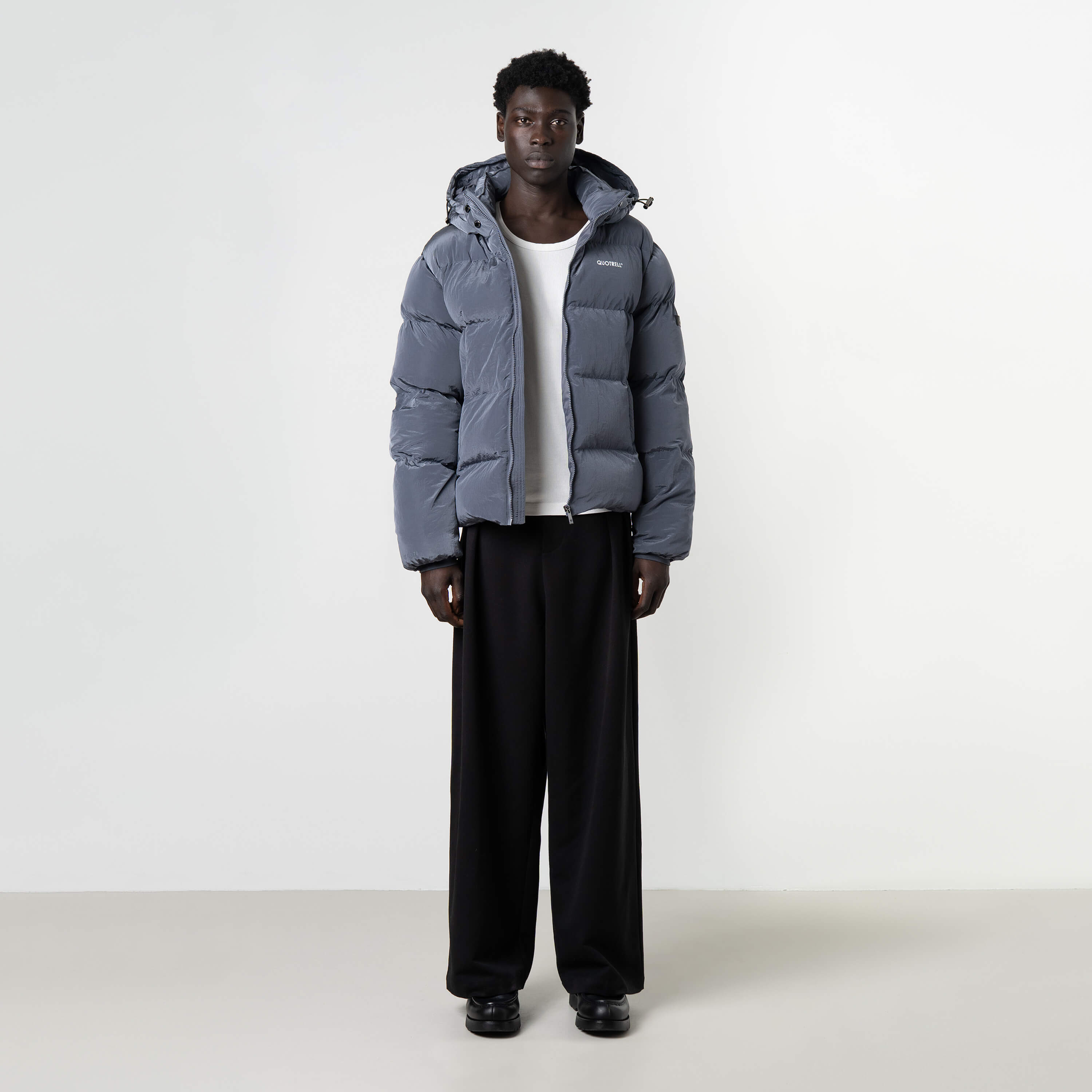 Model is 184 cm, 70 kg, and wears size M

