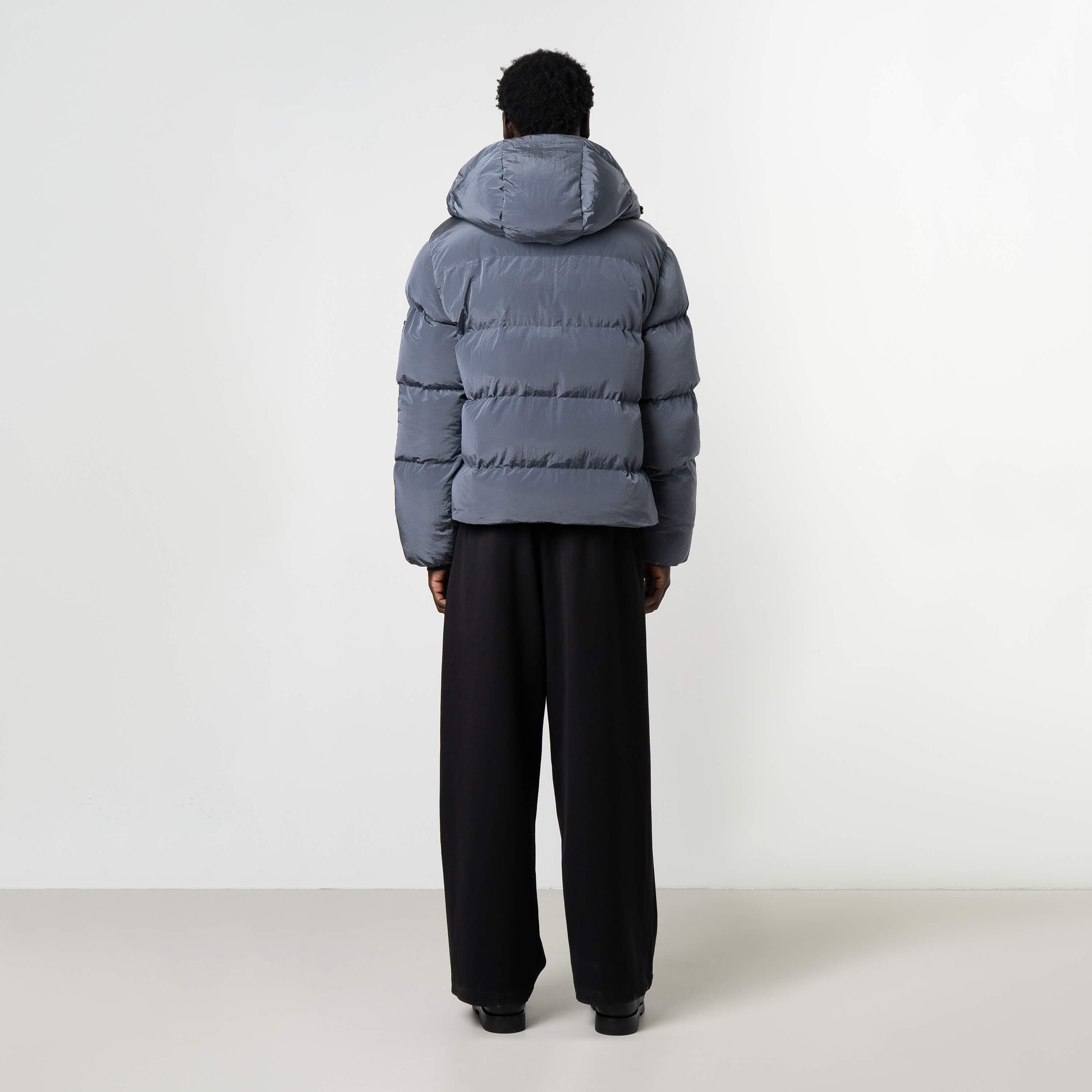 Model is 184 cm, 70 kg, and wears size M
