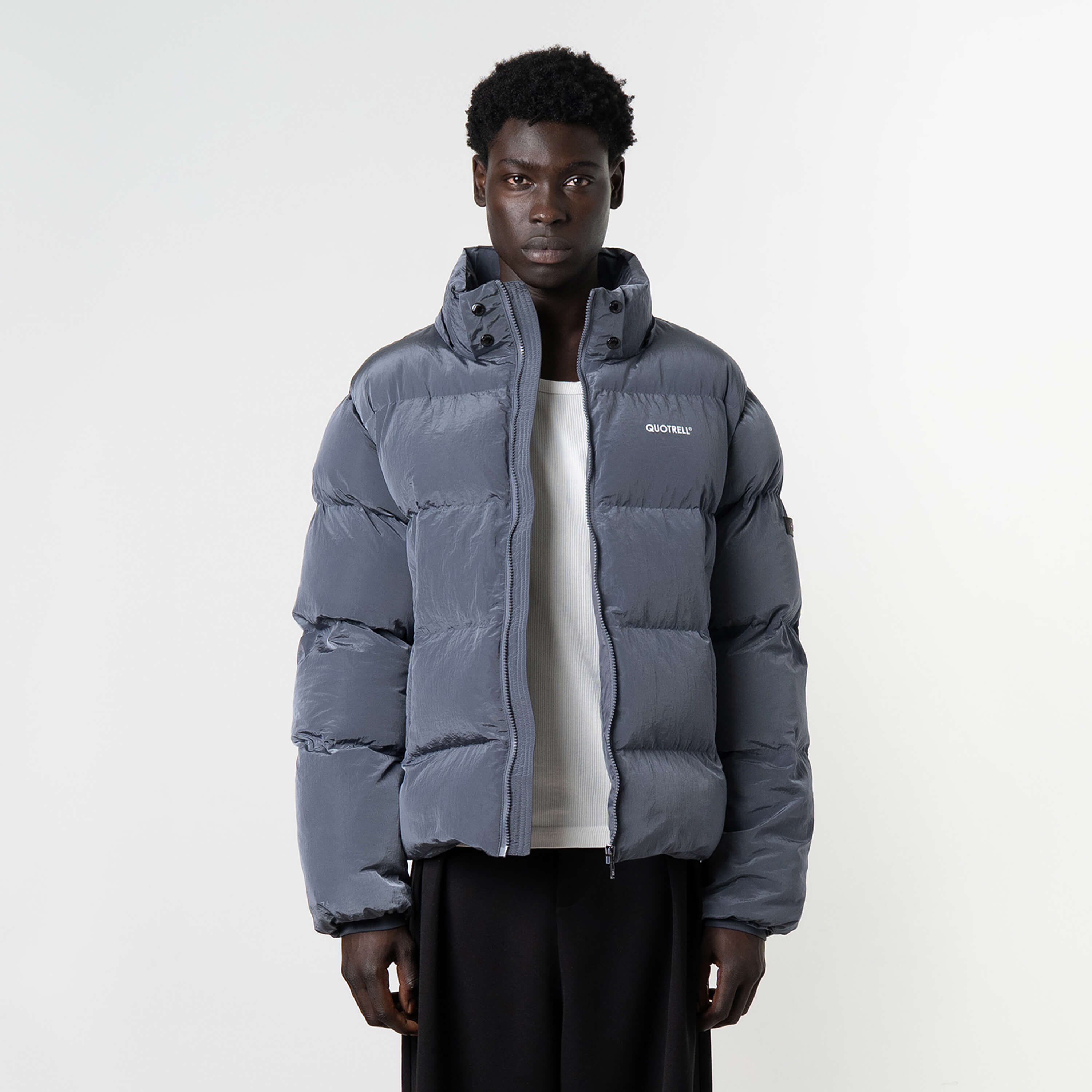 Model is 184 cm, 70 kg, and wears size M
