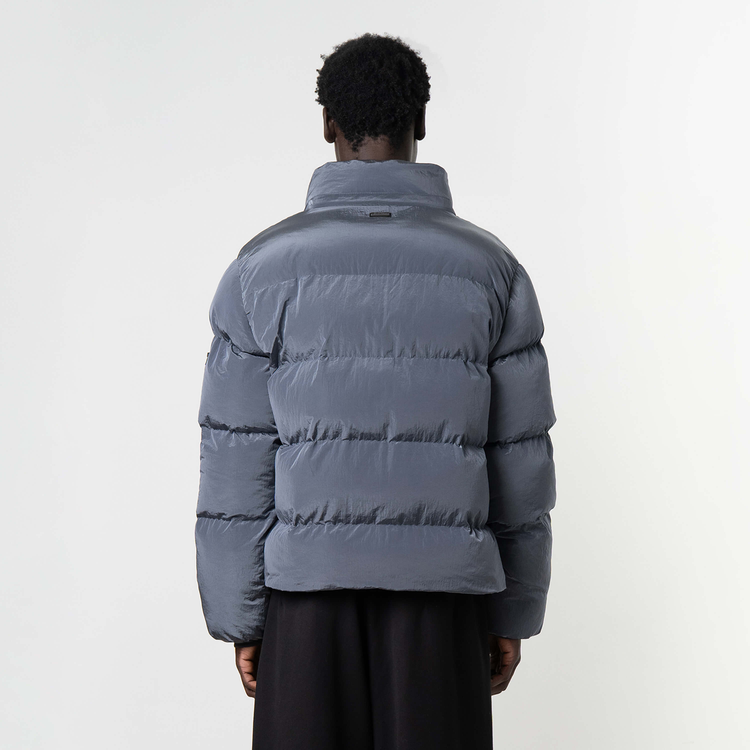 Model is 184 cm, 70 kg, and wears size M
