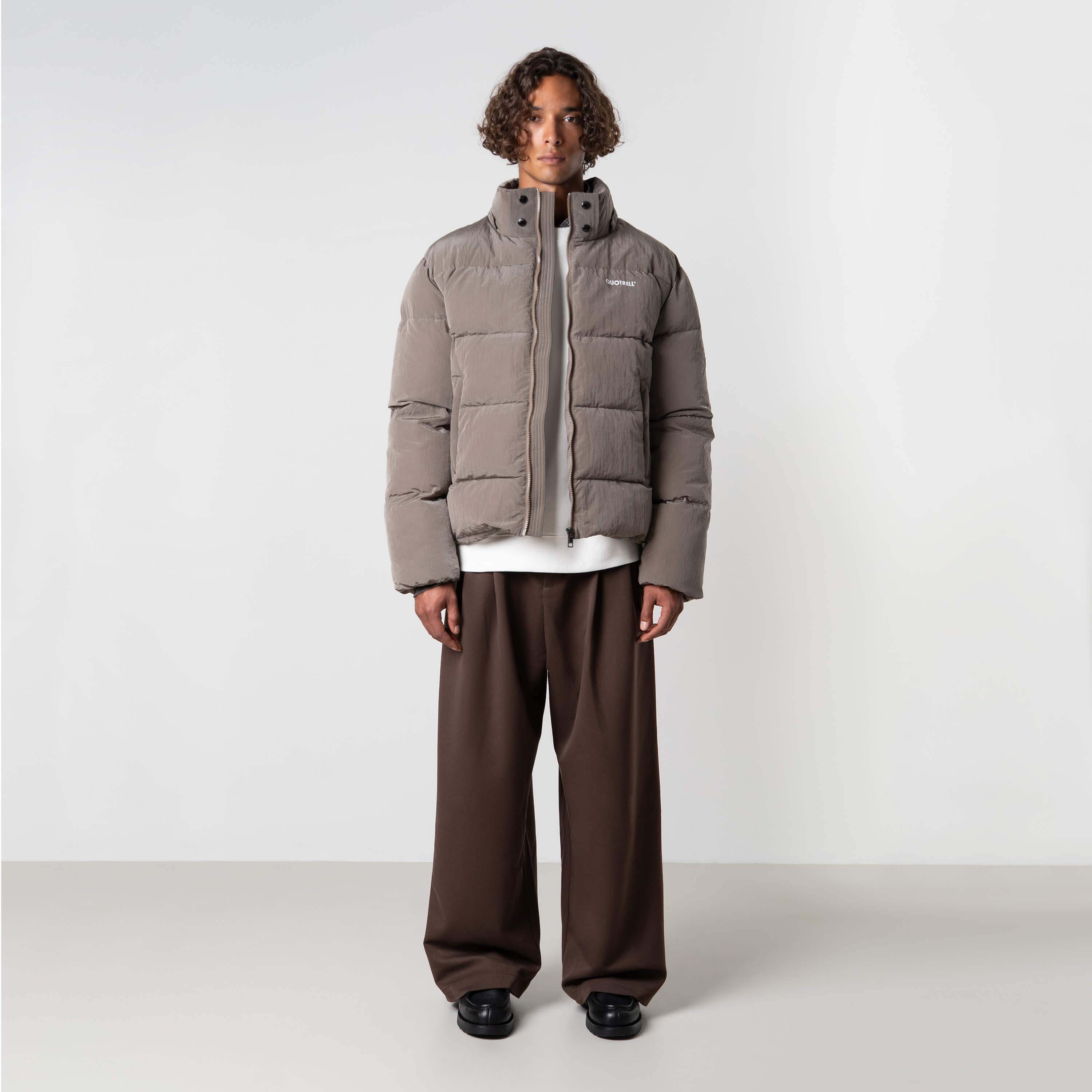 Model is 184 cm, 70 kg, and wears size M
