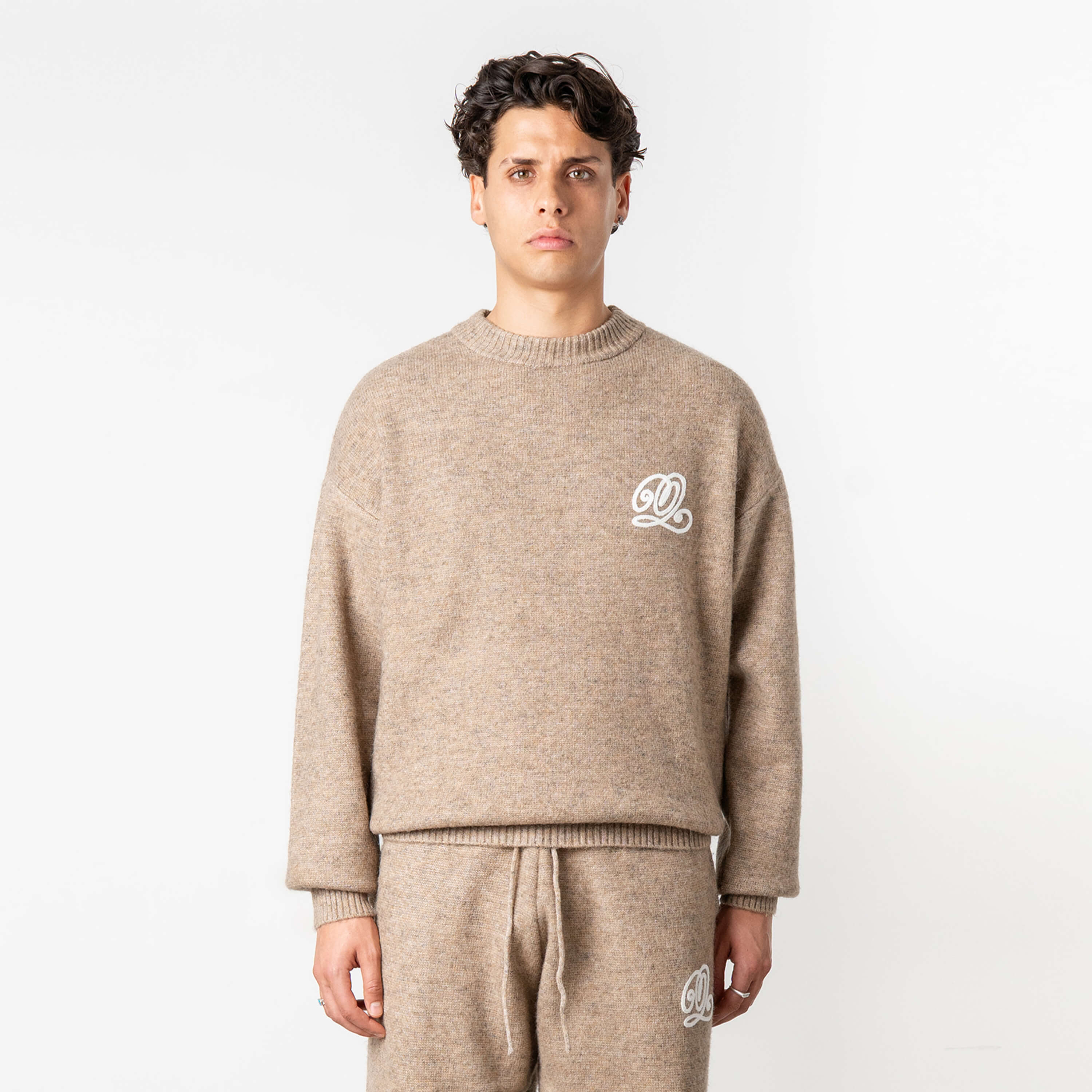 Model is 179 cm, 71 kg, and wears size M
