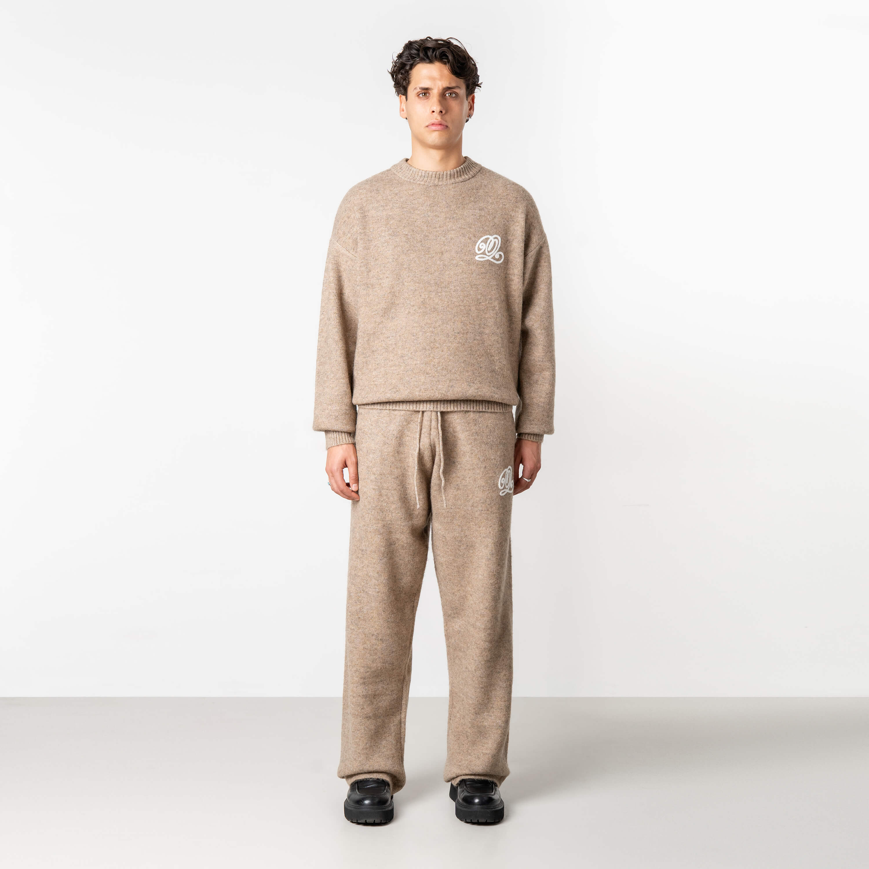 Model is 179 cm, 71 kg, and wears size M
