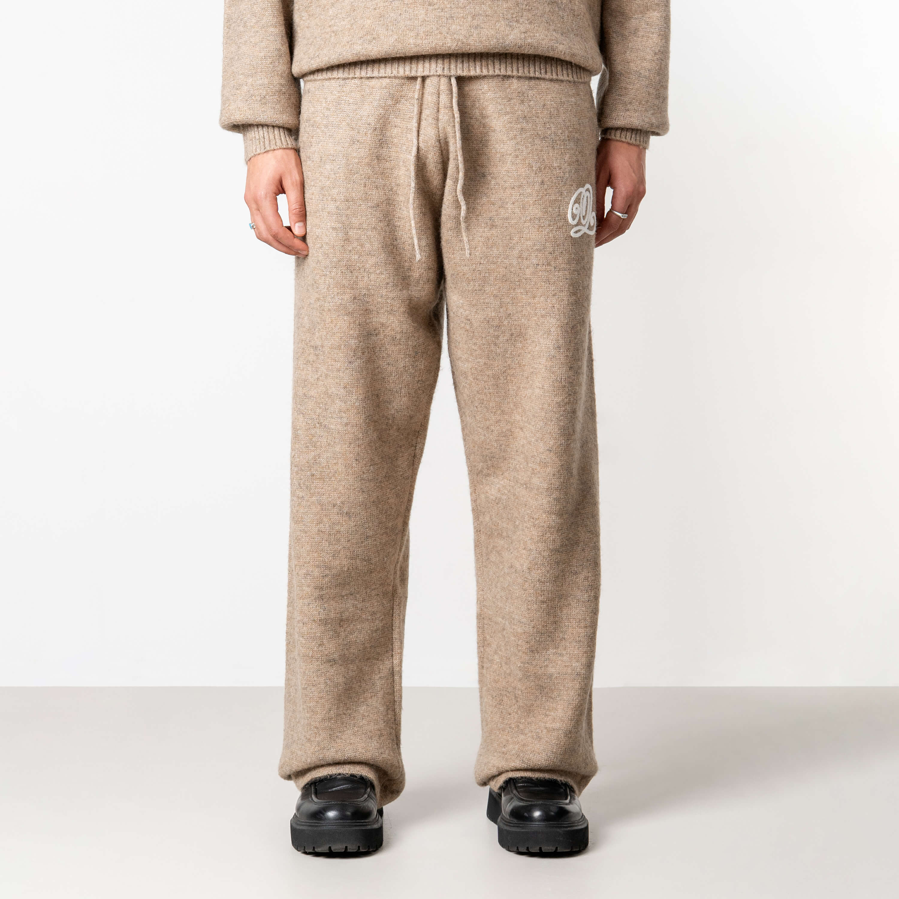 Model is 179 cm, 71 kg, and wears size M
