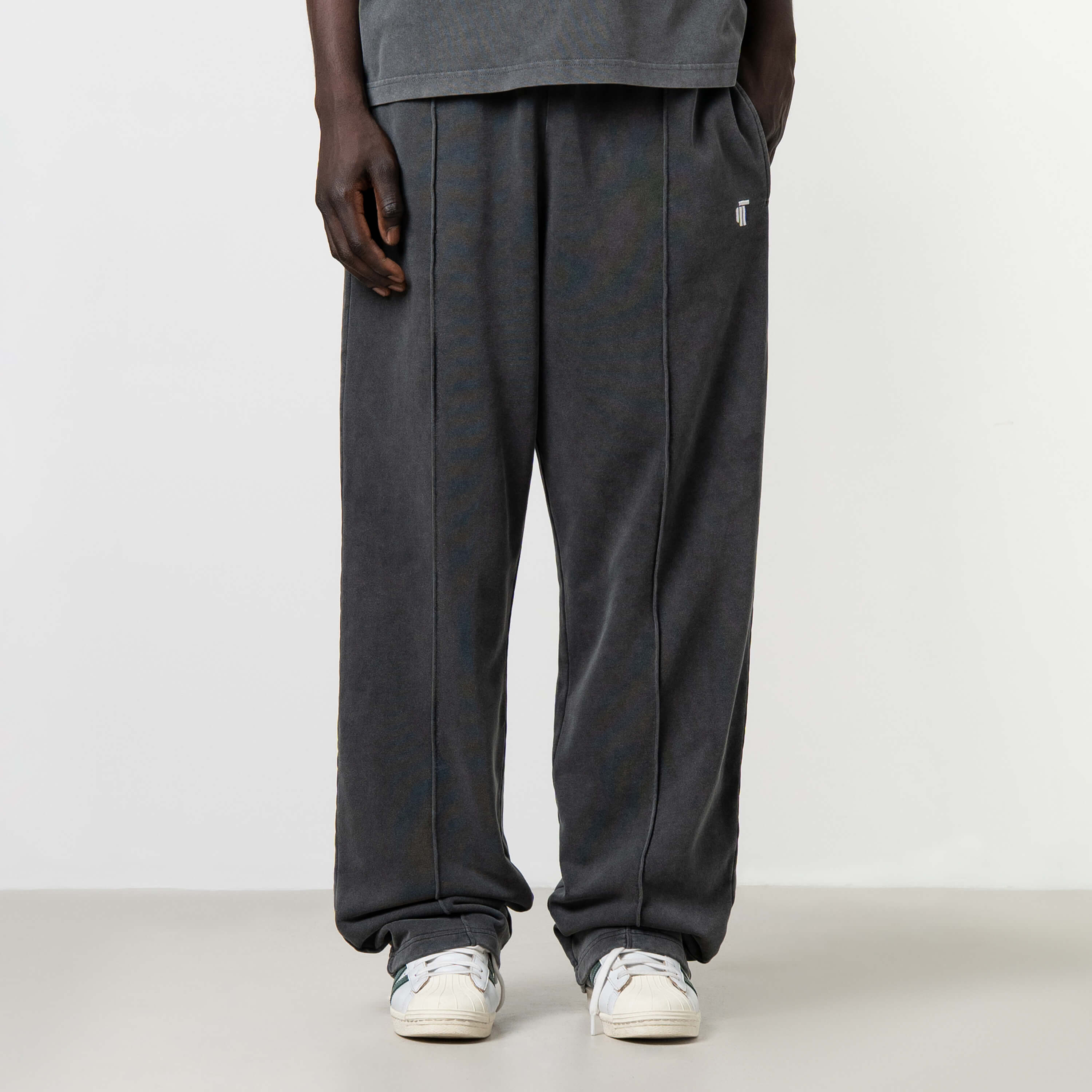 Model is 189 cm, 74 kg, and wears size M
