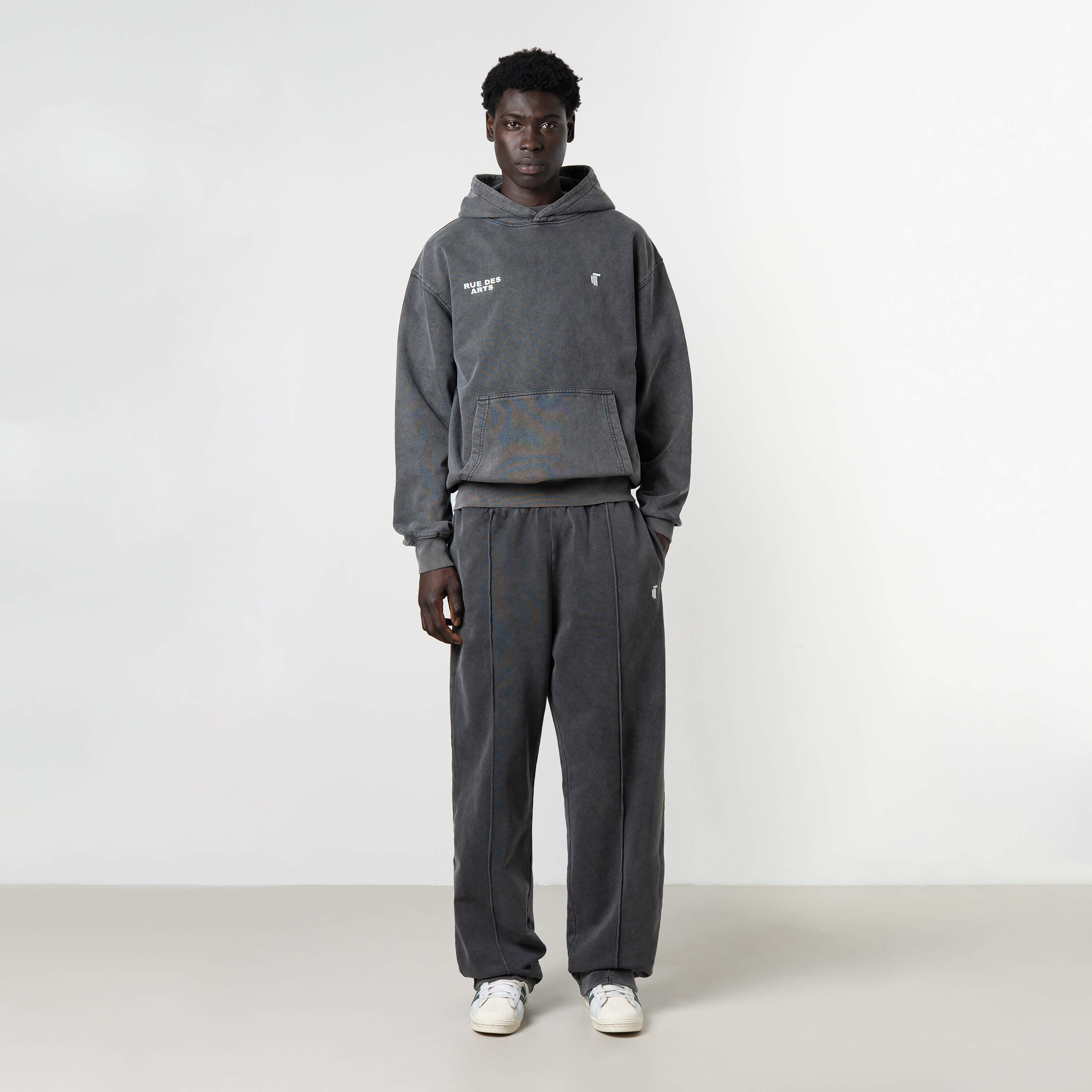 Model is 189 cm, 74 kg, and wears size M
