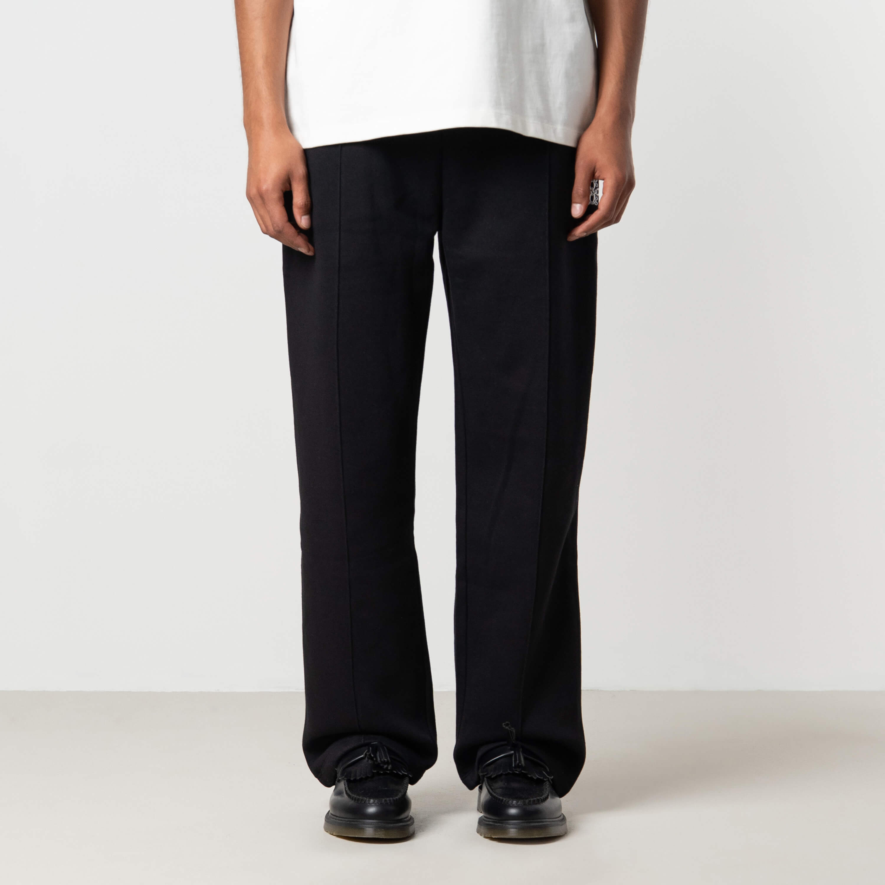 Model is 184 cm, 70 kg, and wears size M
