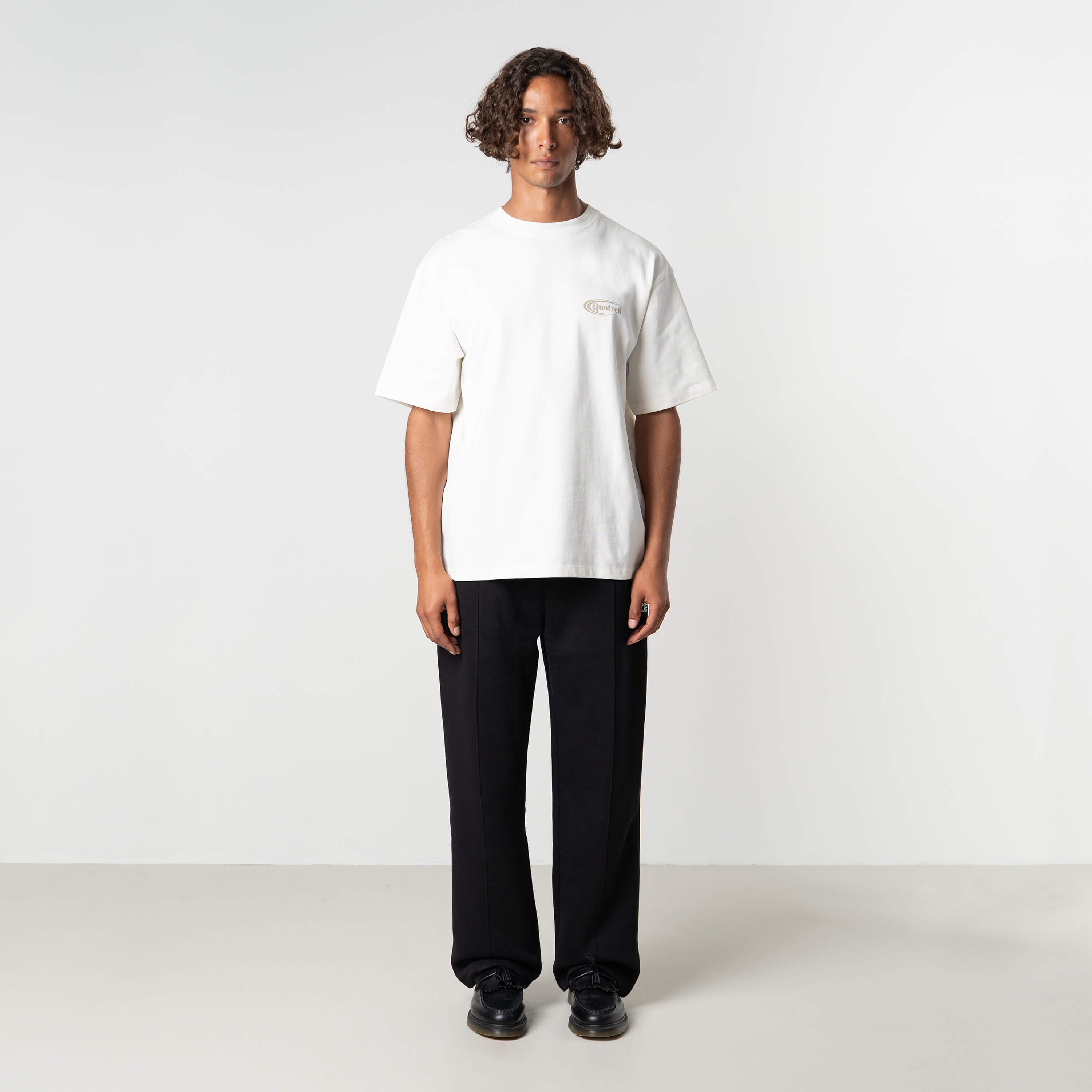 Model is 184 cm, 70 kg, and wears size M
