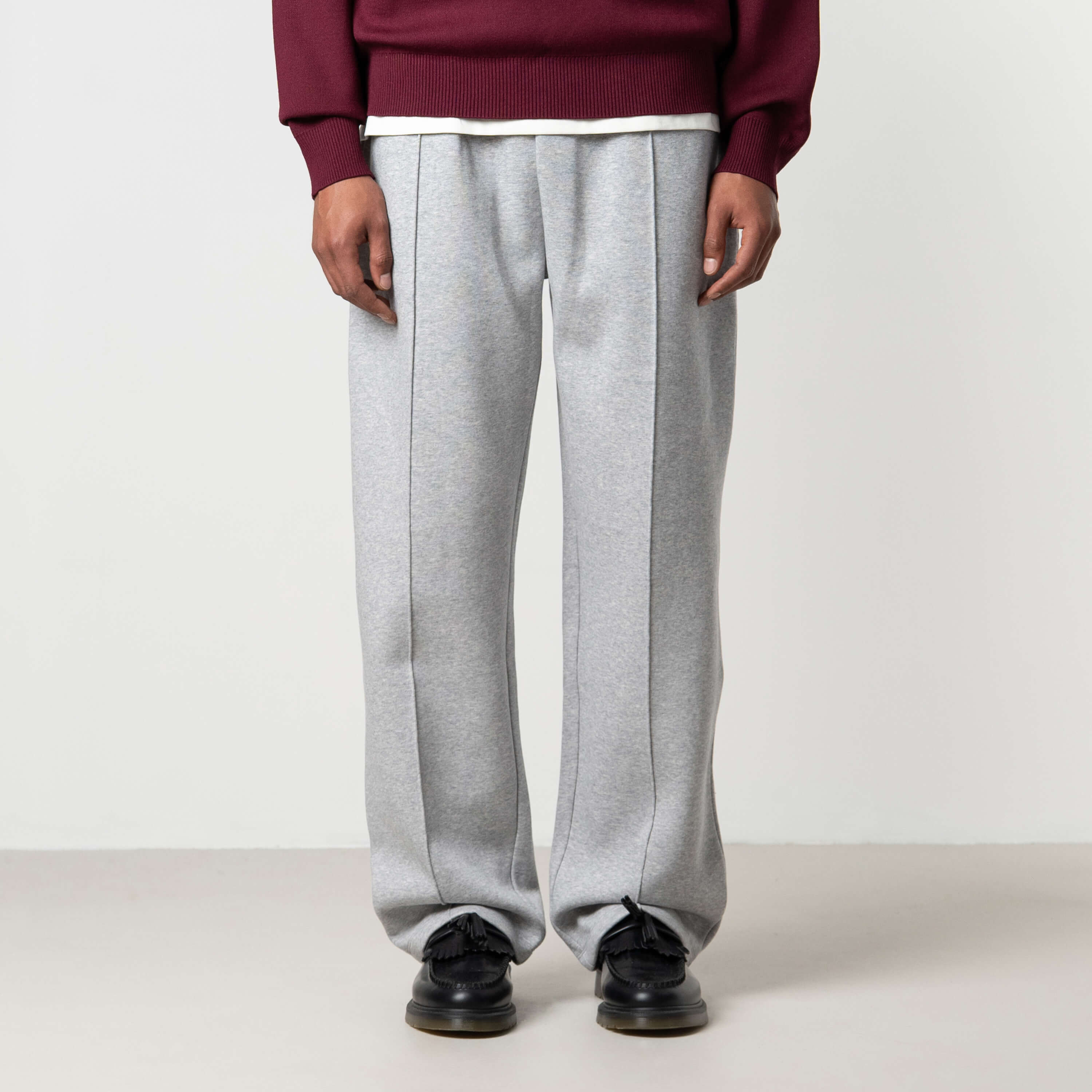 Model is 184 cm, 70 kg, and wears size M
