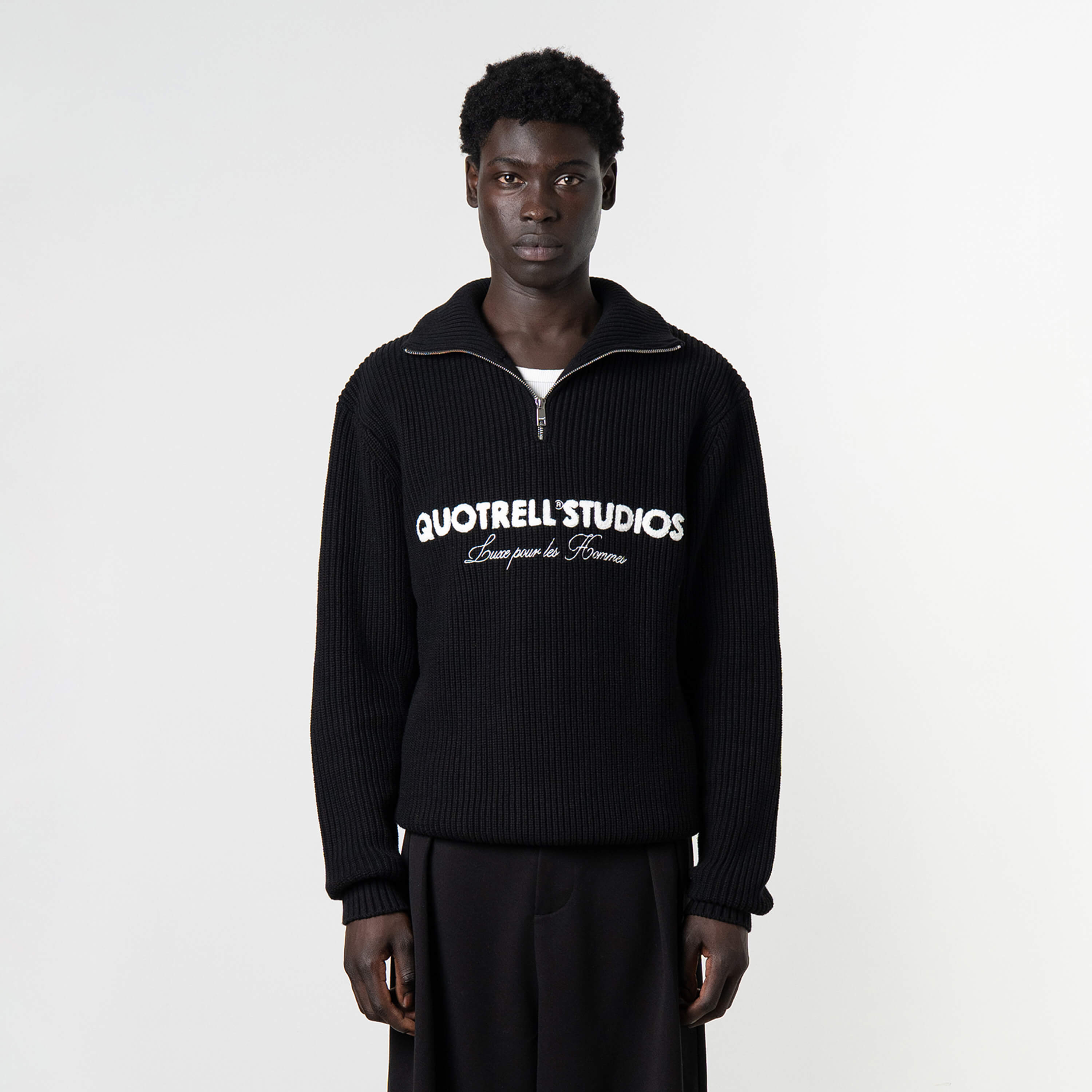 Model is 189 cm, 74 kg, and wears size M
