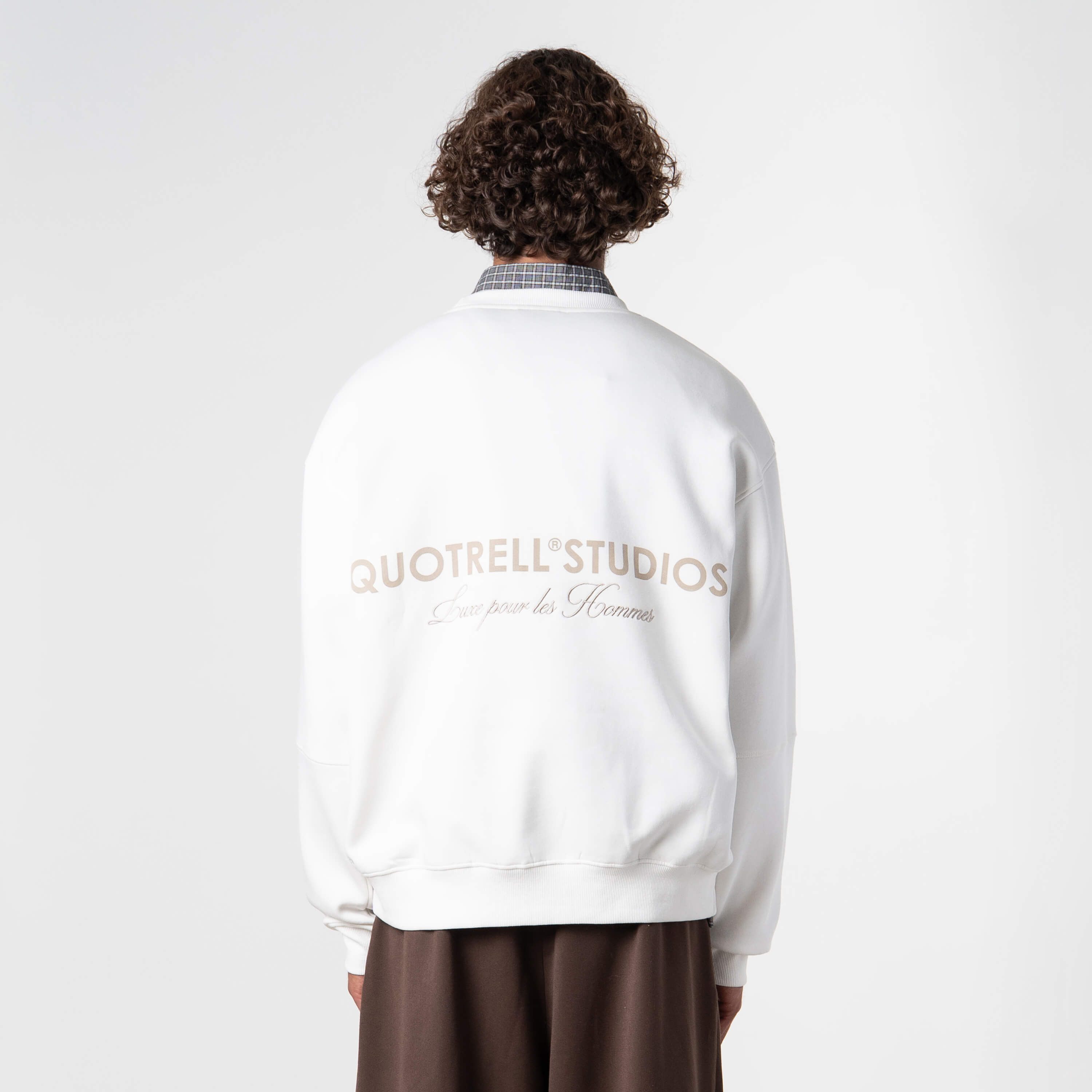 Model is 184 cm, 70 kg, and wears size M
