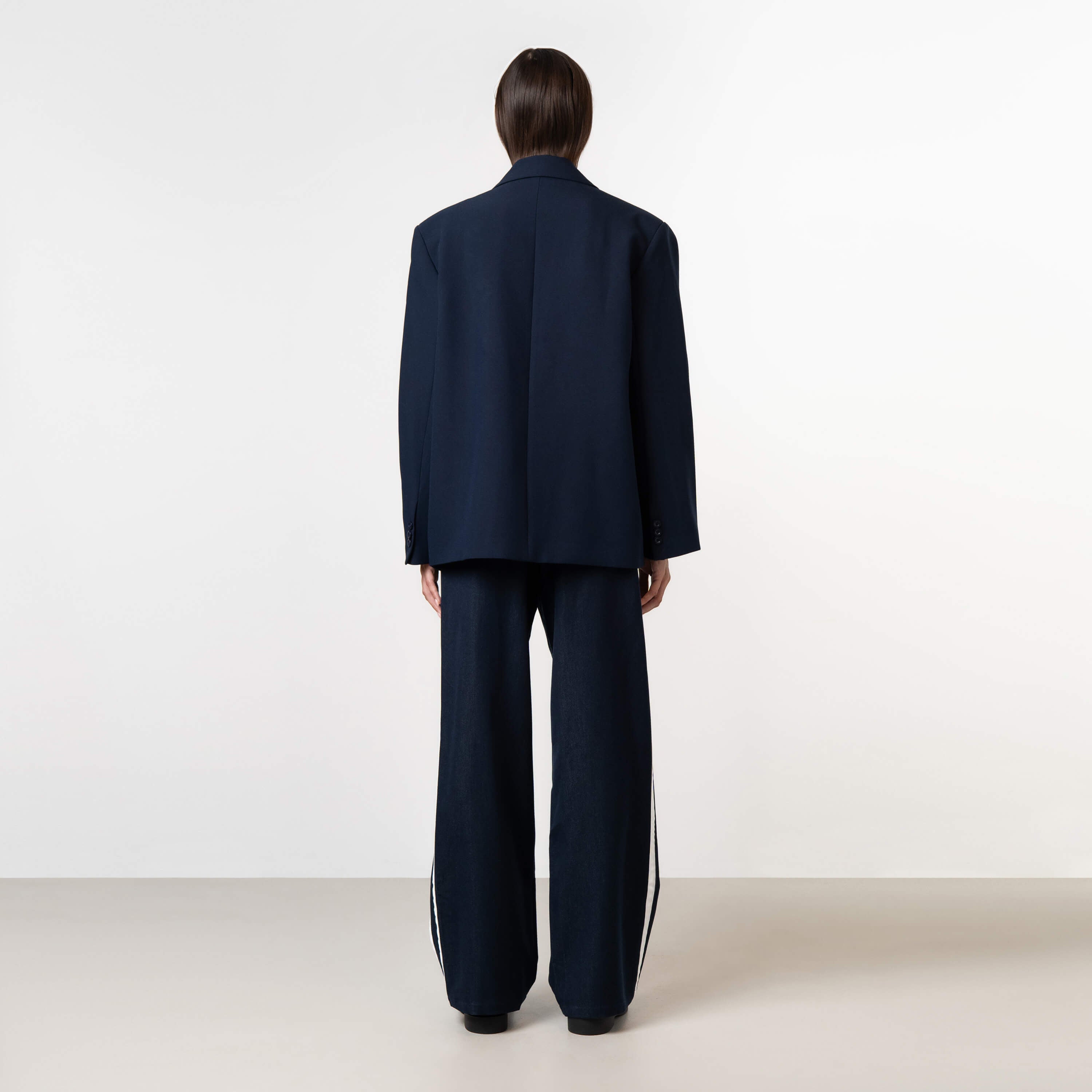 Model is 175 cm and wears size S
