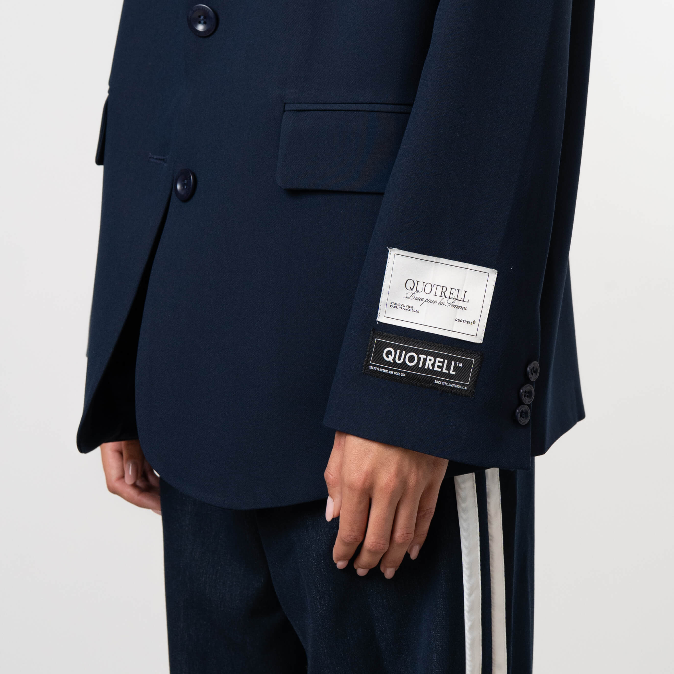 Model is 175 cm and wears size S
